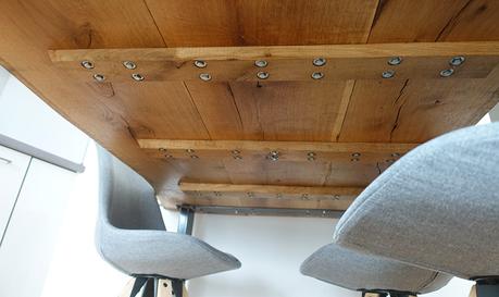 DIY Esstisch aus alten Holzbohlen selber bauen DIY Esstisch selber bauen - Anleitung