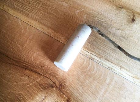 DIY Esstisch aus alten Holzbohlen selber bauen DIY Esstisch selber bauen - Anleitung