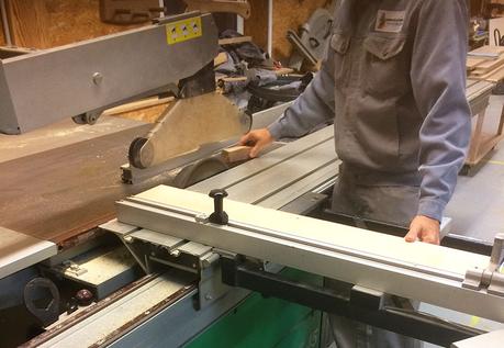 DIY Esstisch aus alten Holzbohlen selber bauen DIY Esstisch selber bauen - Anleitung