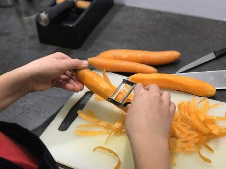 Erste Hilfe Küche Kinder lernen schneiden Messer