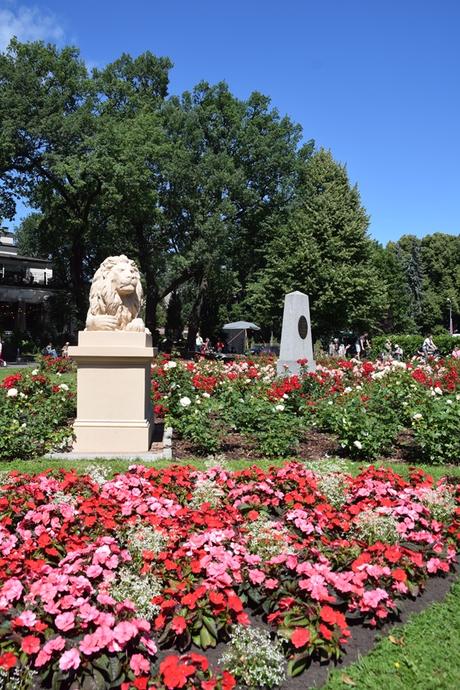 23_Park-Woehrmannscher Garten-Statue-Blumen-Riga-Lettland-Ostsee-Kreuzfahrt