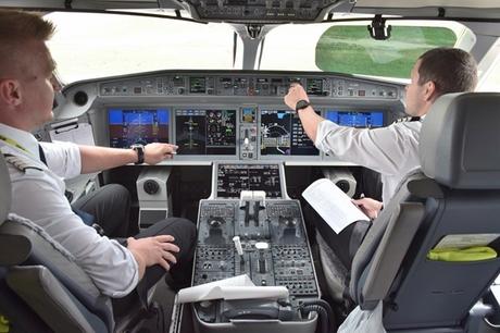 01_Cockpit-AirBaltic-Flug-Muenchen-Riga-Lettland
