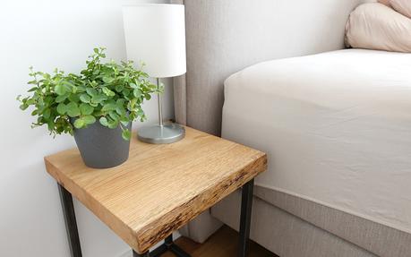 DIY Nachttisch selber bauen aus alten Holzbohlen DIY Nachttisch selber bauen - aus Holz und Metall