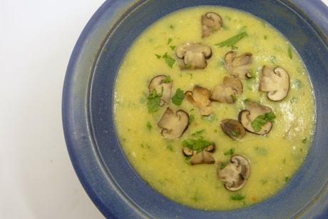Polenta-Gorgonzola-Suppe mit Pilz-Topping