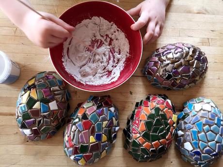 Basteltipps zu Ostern: Eierhälften mit Keramikscherben als Osternest  & mehr