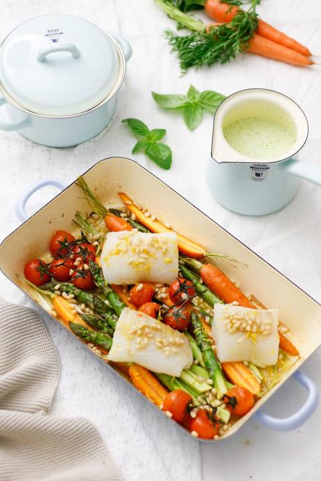 FRÜHLING AHOI! Bunte Gemüse-Fisch-Pfanne mit Pinienkernen, cremiger Parmesan-Polenta und leichter Kräutersauce