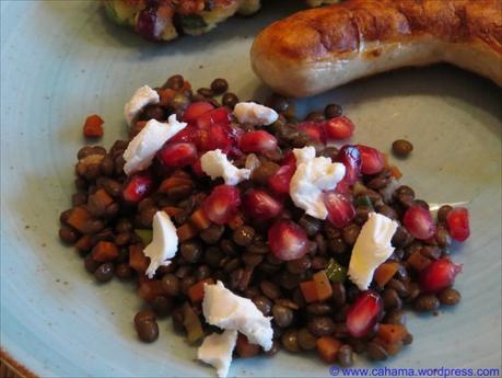 Lauwarmer Linsensalat mit Granatapfelkernen und Honig-Ziegenkäse Lauwarmer Linsensalat mit Granatapfelkernen und Honig-Ziegenkäse