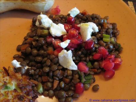 Lauwarmer Linsensalat mit Granatapfelkernen und Honig-Ziegenkäse Lauwarmer Linsensalat mit Granatapfelkernen und Honig-Ziegenkäse