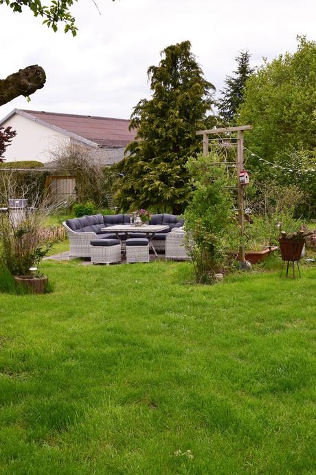 Gartendeko Sitzgarnitur für den Garten. Gemütlich praktisch und schön aus Polyrattan und mit ganz viel Platz