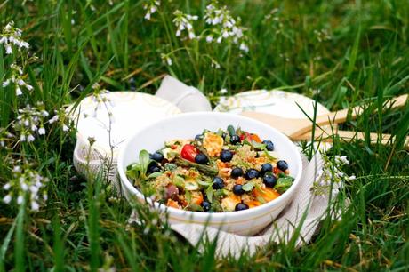 VORFREUDE AUF GENUSSVOLLE MOMENTE IM FREIEN! Bunter Quinoa-Salat mit geröstetem Frühlingsgemüse, Halloumi und Heidelbeeren