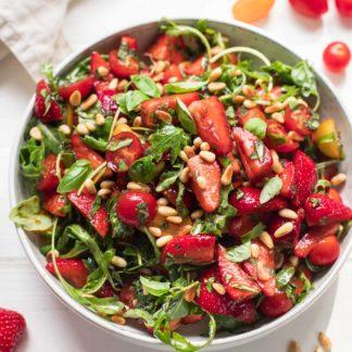 Salat mit Erdbeeren, Tomaten, Minze und Basilikum