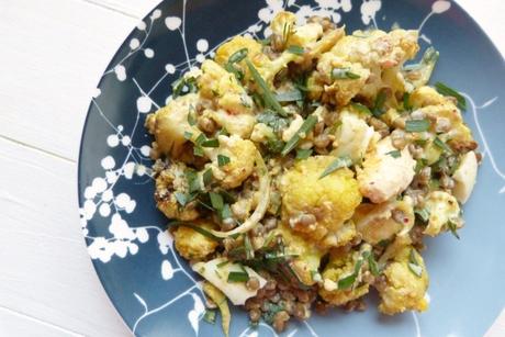 Salat von geröstetem Blumenkohl mit Curry, Ei und Linsen