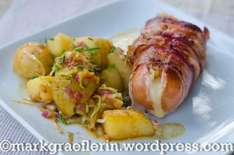 Klöpfer (Cervelat) mit Käse und Bacon vom Grill und schwedischer Kartoffelsalat mit Kapern
