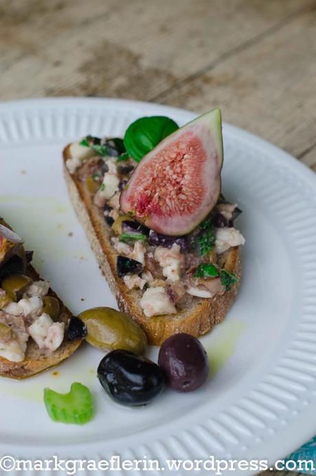 Erste Feigenernte 2019: Bruschetta mit Oliven, Büffelmozzarella und Feigen