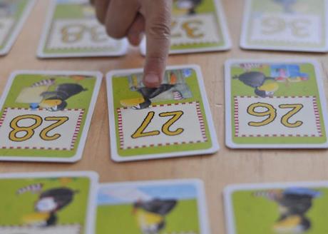 Mit diesen vier Kartenspielen lernen Schulkinder spielerisch Mathe. Zahlen kennen lernen, Muster erkennen, sowie Plus, Minus und Malaufgaben üben. Das beste: Sie merken gar nicht, das gerechnet wird. Macht auch dem Rest der Familie Spaß! #mathe #rechnen #zahlen #grundschule #spiel #familienspiele #nachhilfe #karten 