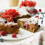 Saftiger und fruchtiger Beeren-Nusskuchen Saftiger und fruchtiger Beeren-Nusskuchen