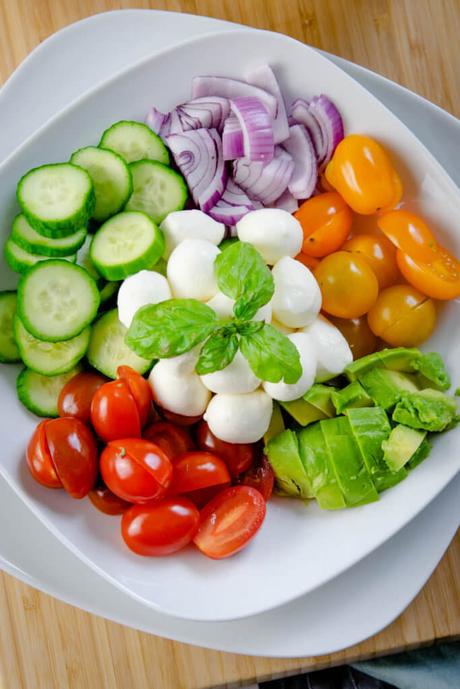 *Gewinnspiel* Baked Potatoe Bowl mit Sauce Hollandaise Gurken, Zwiebeln, Tomaten, Avocado und Mozzarella mit Pestodressing
