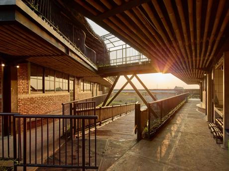 Nachhaltige Architektur – Eine Schule aus Bambus auf Stelzen