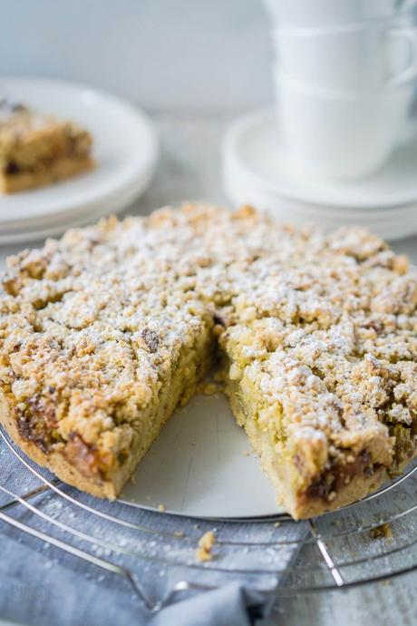Apfelkuchen mit Pistazien und Pekannuss-Streusel Apfelkuchen mit Pistazien und Pekannuss-Streusel