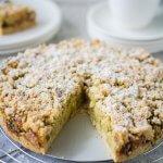 Apfelkuchen mit Pistazien und Pekannuss-Streusel Apfelkuchen mit Pistazien und Pekannuss-Streusel