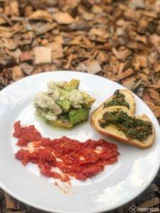 Zander Ceviche mit Hagebutten - Tomaten - Püree und Dattel Crostini
