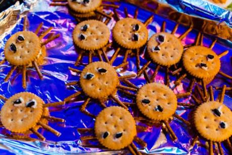 Halloween Party Rezept: Knusprige Cracker Spinnen