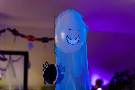 Halloween Deko selber machen: Luftballon Geister basteln