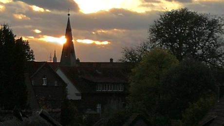 Foto: Sonne hinter dem Turm der Burg Lüdinghausen