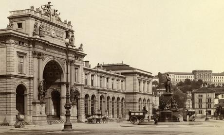Das Alfred-Escher-Denkmal auf dem Bahnhofplatz vor dem Hauptbahnhof Zürich wurde im Juni 1889 eingeweiht. Das Foto ist um 1890 entstanden. Foto: Baugeschichtliches Archiv Stadt Zürich