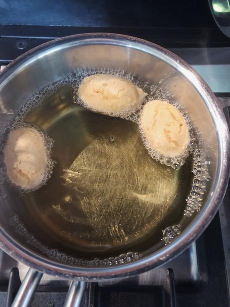 Ricottabällchen mit Japanischem Kinakomehl und Pflaumenkompott/ Ricotta Fritters with Japanese Kinako Flour and 5-Spice Plum Compote (Deutsch & English)