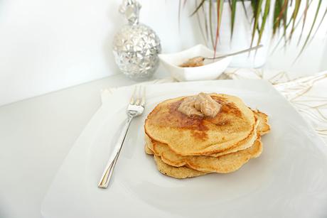 Pancakes mit Ahornsirup-Zimt-Butter