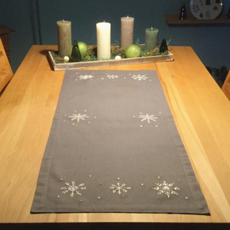 Weihnachtszeit bei Lilamalerie #19 – oder – Gestickte Schneeflocken auf einem Tischläufer