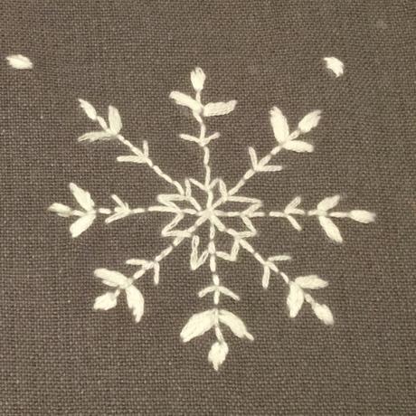 Weihnachtszeit bei Lilamalerie #19 – oder – Gestickte Schneeflocken auf einem Tischläufer