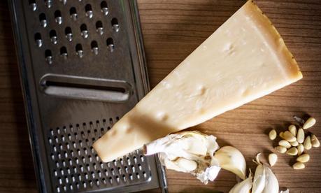 15 Lebensmittel die überraschend nicht vegetarisch und vegan sind Nicht vegetarische Lebensmittel - Parmesan