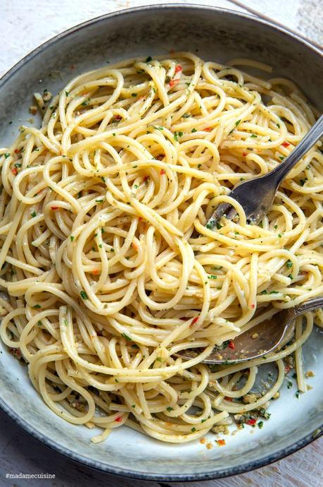 Spaghetti mit Kapern-Chili-Pesto