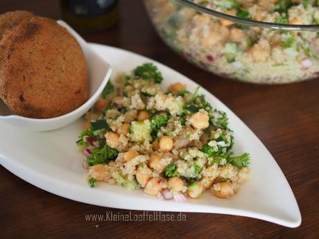 Quinoa-Salat mit Kichererbsen und Gurke