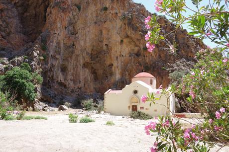 Hippie-Höhlen am Matala Beach auf Kreta Agiofarango Schlucht: Kapelle