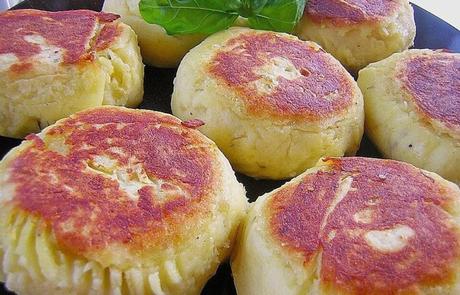 Kartoffelfrikadellen gefüllt mit Schafskäse Kartoffelfrikadellen gefüllt mit Schafskäse