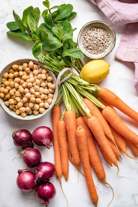 Karotten im Ofen mit Kichererbsen, Roten Zwiebeln & Minze