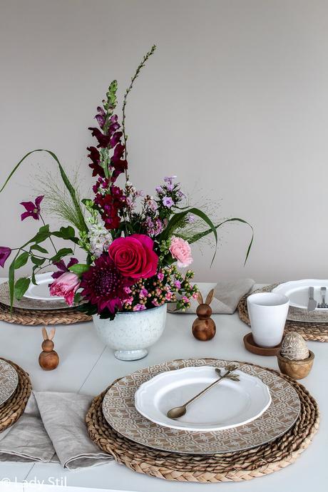 Blumengesteck DIY für die frühlingshafte Tischdeko