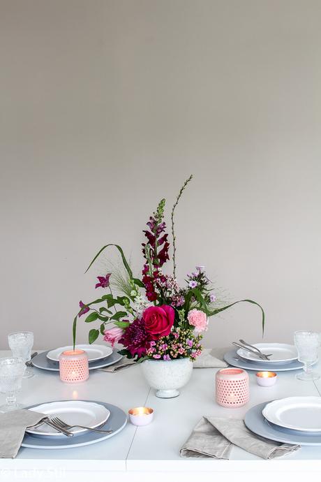 Blumengesteck DIY für die frühlingshafte Tischdeko