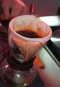 Woodneck: Kaffee-Zubereitung mit einem Baumwollfilter