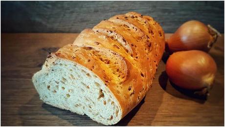 Schnelles Zwiebelbrot ohne Hefe – super würzig! Schnelles Zwiebelbrot ohne Hefe – super würzig!