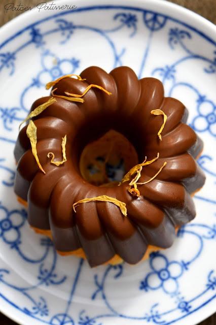 Mini-Gugelhupfe mit perfekter Schokoladenglasur & Blüten