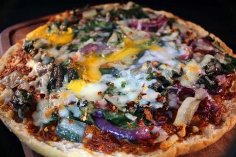 Fladenbrot-Pizza mit Mangold und Ei Fladenbrot-Pizza mit Mangold und Ei