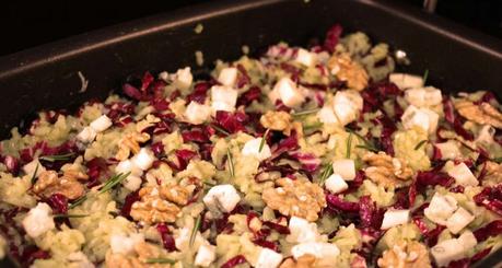 Gebackener Risotto mit Radicchio und gerösteten Walnusskernen Gebackener Risotto mit Radicchio und gerösteten Walnusskernen
