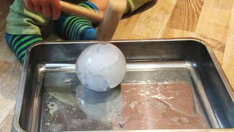 besten Ideen zur Beschäftigung für Kinder im Sommer: Eis mit Hammer zerklopfen