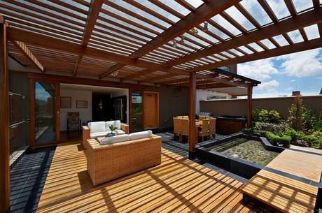 Premium Gartenmöbel – Ein umfassender Ratgeber Terrassenmöbel inmitten einer wunderschönen Pergola mit Blick ins Haus.