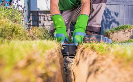 3 Garten Wasserleitungen für den Garten, welche eine optimale Bewässerung ermöglichen Mann verlegt Garten Wasserleitungen