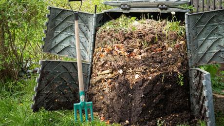 Kompostbehälter zum Öffnen eignen gut, um kompostierte Erde leicht entnehmen zu können.
